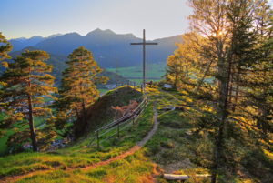 Aussichtspunkt Heldenkreuz über dem Loisachtal gegen Ammergauer Alpen, Eschenlohe, Das Blaue Land, Oberbayern, Bayern, Deutschland Aussichtspunkt Heldenkreuz über dem Loisachtal gegen Ammergauer Alpen, Eschenlohe, Das Blaue Land, Oberbayern, Bayern, Deutschland