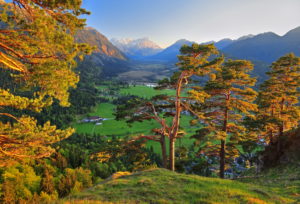 Loisachtal mit Moorgebiet Sieben Quellen gegen Zugspitzgruppe ( 2962m ) im Wettersteingebirge und Ammergauer Alpen, Eschenlohe, Das Blaue Land, Oberbayern, Bayern, Deutschland Loisachtal mit Moorgebiet Sieben Quellen gegen Zugspitzgruppe ( 2962m ) im Wettersteingebirge und Ammergauer Alpen, Eschenlohe, Das Blaue Land, Oberbayern, Bayern, Deutschland