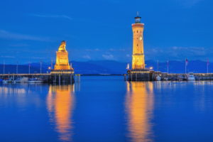 Hafeneinfahrt mit Bayrischem Löwen und Leuchtturm am Abend, Lindau, Bodensee, Schwaben, Bayern, Deutschland Hafeneinfahrt mit Bayrischem Löwen und Leuchtturm am Abend, Lindau, Bodensee, Schwaben, Bayern, Deutschland