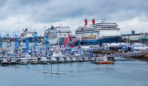 Marina, marina and cruise ships in the harbor, Southampton, Hampshire, Great Britain, England