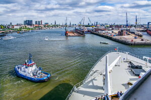 Foreship of the Queen Mary 2 on the Elbe in the harbor with the city skyline, Hamburg, Elbe, Land Hamburg, Germany
