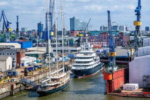Yachts in the shipyard in Hamburg harbor with the Elbphilharmonie, Hamburg, Elbe, Land Hamburg, Germany