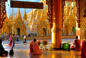Meditierende Nonnen vor der Shwedagon-Pagode, Yangon, ( Rangun ), Myanmar Meditierende Nonnen vor der Shwedagon-Pagode, Yangon, ( Rangun ), Myanmar