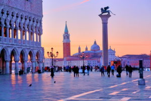 Piazzetta mit Dogenpalast und Insel San Giorgio, Venedig, Venetien, Italien, UNESCO-Weltkulturerbe, Morgendämmerung Piazzetta mit Dogenpalast und Insel San Giorgio, Venedig, Venetien, Italien, UNESCO-Weltkulturerbe, Morgendämmerung