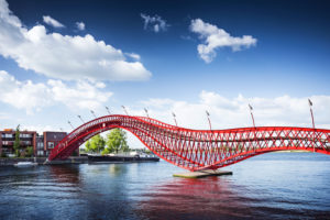 Pythonbrücke in Amsterdam, Niederlande Pythonbrücke in Amsterdam, Niederlande