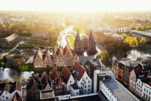 Blick auf Lübeck und das Holstentor zum Sonnenuntergang, Schleswig-Holstein, Deutschland Blick auf Lübeck und das Holstentor zum Sonnenuntergang, Schleswig-Holstein, Deutschland