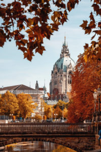 Herbstlicher Blick aufs Neue Rathaus Hannover, gesehen vom Hohen Ufer in der Altstadt Herbstlicher Blick aufs Neue Rathaus Hannover, gesehen vom Hohen Ufer in der Altstadt