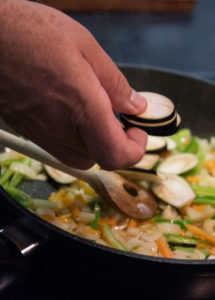 Auberginen ernten und vegetarisch kochen: gesunde und nachhaltige Ernährung aus dem eigenen Garten. Zubereitung einer Gemüsesoße mit Auberginen. Auberginen ernten und vegetarisch kochen: gesunde und nachhaltige Ernährung aus dem eigenen Garten. Zubereitung einer Gemüsesoße mit Auberginen.