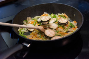 Auberginen ernten und vegetarisch kochen: gesunde und nachhaltige Ernährung aus dem eigenen Garten. Zubereitung einer Gemüsesoße mit Auberginen. Auberginen ernten und vegetarisch kochen: gesunde und nachhaltige Ernährung aus dem eigenen Garten. Zubereitung einer Gemüsesoße mit Auberginen.