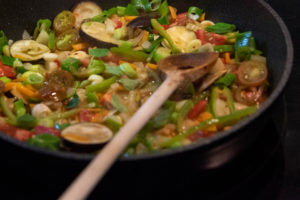 Auberginen ernten und vegetarisch kochen: gesunde und nachhaltige Ernährung aus dem eigenen Garten. Zubereitung einer Gemüsesoße mit Auberginen. Auberginen ernten und vegetarisch kochen: gesunde und nachhaltige Ernährung aus dem eigenen Garten. Zubereitung einer Gemüsesoße mit Auberginen.