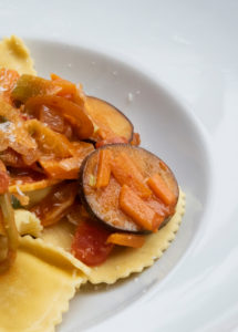 Auberginen ernten und vegetarisch kochen: gesunde und nachhaltige Ernährung aus dem eigenen Garten. Nudelgericht mit einer Gemüsesoße mit Auberginen Auberginen ernten und vegetarisch kochen: gesunde und nachhaltige Ernährung aus dem eigenen Garten. Nudelgericht mit einer Gemüsesoße mit Auberginen