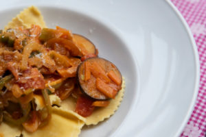 Auberginen ernten und vegetarisch kochen: gesunde und nachhaltige Ernährung aus dem eigenen Garten. Nudelgericht mit einer Gemüsesoße mit Auberginen Auberginen ernten und vegetarisch kochen: gesunde und nachhaltige Ernährung aus dem eigenen Garten. Nudelgericht mit einer Gemüsesoße mit Auberginen