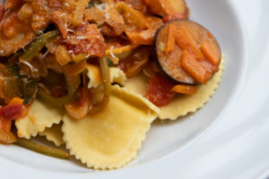 Auberginen ernten und vegetarisch kochen: gesunde und nachhaltige Ernährung aus dem eigenen Garten. Nudelgericht mit einer Gemüsesoße mit Auberginen Auberginen ernten und vegetarisch kochen: gesunde und nachhaltige Ernährung aus dem eigenen Garten. Nudelgericht mit einer Gemüsesoße mit Auberginen