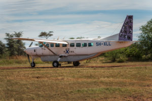 Cessna 208B Grand Caravan auf einem kleinen Flugplatz in der Serengeti, Tansania. Cessna 208B Grand Caravan auf einem kleinen Flugplatz in der Serengeti, Tansania.