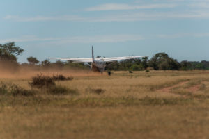Cessna 208B Grand Caravan beim Start in der Serengeti, Tansania. Cessna 208B Grand Caravan beim Start in der Serengeti, Tansania.
