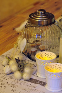Christmas table decoration in white with candles and glass storage tin with biscuits Christmas table decoration in white with candles and glass storage tin with biscuits