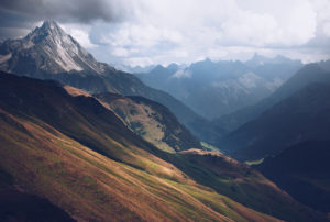 Aussicht vom Wanderweg der Widdersteinumrundung auf Höhe des großen Widdersteins im Kleinwalsertal, Österreich im Sommer Aussicht vom Wanderweg der Widdersteinumrundung auf Höhe des großen Widdersteins im Kleinwalsertal, Österreich im Sommer