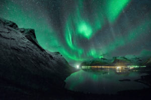 Nordlichter / Aurora borealis über Bergsbotn, einem Fjord der Insel Senja in Norwegen Nordlichter / Aurora borealis über Bergsbotn, einem Fjord der Insel Senja in Norwegen