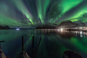 Nordlichter / Aurora borealis über Bergsbotn, einem Fjord der Insel Senja in Norwegen Nordlichter / Aurora borealis über Bergsbotn, einem Fjord der Insel Senja in Norwegen