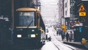 Eine Tram in Helsinki, Finnland. Im Hintergrund eine Mutter mit Kinderwagen Eine Tram in Helsinki, Finnland. Im Hintergrund eine Mutter mit Kinderwagen