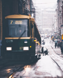 Eine Tram in Helsinki, Finnland. Im Hintergrund eine Mutter mit Kinderwagen Eine Tram in Helsinki, Finnland. Im Hintergrund eine Mutter mit Kinderwagen