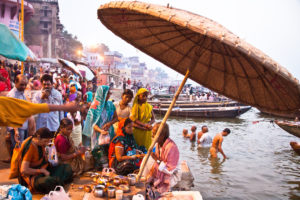 Indien, Varanasi, Ganges, Ufer, Bad im Ganges Indien, Varanasi, Ganges, Ufer, Bad im Ganges