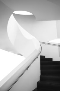 Wendeltreppe im Dornier Museum Friedrichhafen, Lichtverlauf, schwarz-weiß, futuristisch, Wendeltreppe im Dornier Museum Friedrichhafen, Lichtverlauf, schwarz-weiß, futuristisch,