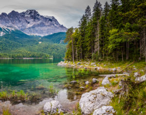 Bucht am Nordufer des Eibsees,
im Hintergrund die Zugspitze, Bucht am Nordufer des Eibsees,
im Hintergrund die Zugspitze,