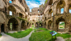 Burgruine Balduinseck im Hunsrück bei Kastellaun, erbaut von Erzbischof Balduin als Trutzburg gegen den Grafen von Sponheim, Höhenburg auf einem Felssporn mit Halsgraben, Innenansicht Burgruine Balduinseck im Hunsrück bei Kastellaun, erbaut von Erzbischof Balduin als Trutzburg gegen den Grafen von Sponheim, Höhenburg auf einem Felssporn mit Halsgraben, Innenansicht