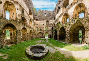 Burgruine Balduinseck im Hunsrück bei Kastellaun, erbaut von Erzbischof Balduin als Trutzburg gegen den Grafen von Sponheim, Höhenburg auf einem Felssporn mit Halsgraben, Innenansicht Burgruine Balduinseck im Hunsrück bei Kastellaun, erbaut von Erzbischof Balduin als Trutzburg gegen den Grafen von Sponheim, Höhenburg auf einem Felssporn mit Halsgraben, Innenansicht