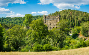 Burgruine Balduinseck im Hunsrück bei Kastellaun, erbaut von Erzbischof Balduin als Trutzburg gegen den Grafen von Sponheim, Höhenburg auf einem Felssporn mit Halsgraben, hochauflösendes Panorama, Burgruine Balduinseck im Hunsrück bei Kastellaun, erbaut von Erzbischof Balduin als Trutzburg gegen den Grafen von Sponheim, Höhenburg auf einem Felssporn mit Halsgraben, hochauflösendes Panorama,