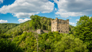 Burgruine Balduinseck im Hunsrück bei Kastellaun, erbaut von Erzbischof Balduin als Trutzburg gegen den Grafen von Sponheim, Höhenburg auf einem Felssporn mit Halsgraben, hochauflösendes Panorama, Burgruine Balduinseck im Hunsrück bei Kastellaun, erbaut von Erzbischof Balduin als Trutzburg gegen den Grafen von Sponheim, Höhenburg auf einem Felssporn mit Halsgraben, hochauflösendes Panorama,