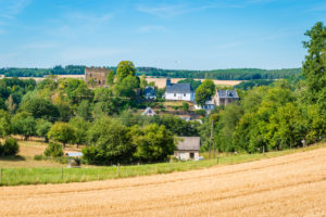 Burg Dill und historische Gebäude im gleichnamigen Dorf im Hunsrück Burg Dill und historische Gebäude im gleichnamigen Dorf im Hunsrück