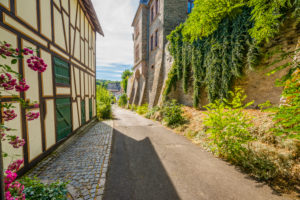 Burg Dill und historische Gebäude im gleichnamigen Dorf im Hunsrück Burg Dill und historische Gebäude im gleichnamigen Dorf im Hunsrück