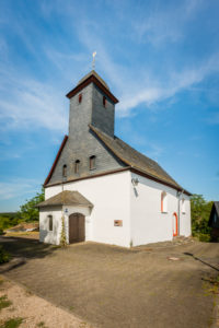 Burg Dill und historische Gebäude im gleichnamigen Dorf im Hunsrück Burg Dill und historische Gebäude im gleichnamigen Dorf im Hunsrück