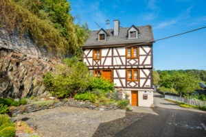 Burg Dill und historische Gebäude im gleichnamigen Dorf im Hunsrück Burg Dill und historische Gebäude im gleichnamigen Dorf im Hunsrück