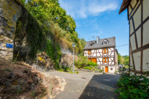 Burg Dill und historische Gebäude im gleichnamigen Dorf im Hunsrück Burg Dill und historische Gebäude im gleichnamigen Dorf im Hunsrück