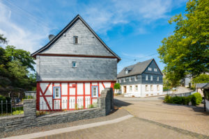 Burg Dill und historische Gebäude im gleichnamigen Dorf im Hunsrück Burg Dill und historische Gebäude im gleichnamigen Dorf im Hunsrück