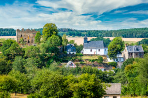 Burg Dill und historische Gebäude im gleichnamigen Dorf im Hunsrück Burg Dill und historische Gebäude im gleichnamigen Dorf im Hunsrück