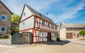 Burg Dill und historische Gebäude im gleichnamigen Dorf im Hunsrück Burg Dill und historische Gebäude im gleichnamigen Dorf im Hunsrück
