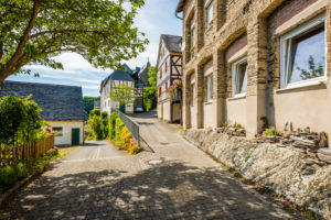 Burg Dill und historische Gebäude im gleichnamigen Dorf im Hunsrück Burg Dill und historische Gebäude im gleichnamigen Dorf im Hunsrück