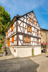 Burg Dill und historische Gebäude im gleichnamigen Dorf im Hunsrück Burg Dill und historische Gebäude im gleichnamigen Dorf im Hunsrück