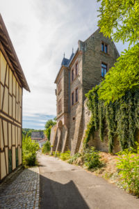 Burg Dill und historische Gebäude im gleichnamigen Dorf im Hunsrück Burg Dill und historische Gebäude im gleichnamigen Dorf im Hunsrück