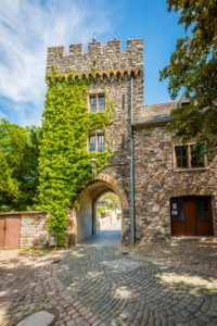 Burg Klopp bei Bingen am Rhein, von Weinbergen umgeben,
Höhenburg mit gut erhaltener historischer neugotischer Architektur,
Unesco-Welterbe Oberes Mitelrheintal, Burg Klopp bei Bingen am Rhein, von Weinbergen umgeben,
Höhenburg mit gut erhaltener historischer neugotischer Architektur,
Unesco-Welterbe Oberes Mitelrheintal,