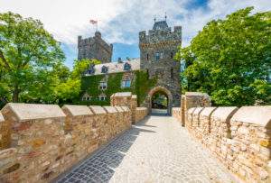 Burg Klopp bei Bingen am Rhein, von Weinbergen umgeben,
Höhenburg mit gut erhaltener historischer neugotischer Architektur,
Unesco-Welterbe Oberes Mitelrheintal, Burg Klopp bei Bingen am Rhein, von Weinbergen umgeben,
Höhenburg mit gut erhaltener historischer neugotischer Architektur,
Unesco-Welterbe Oberes Mitelrheintal,