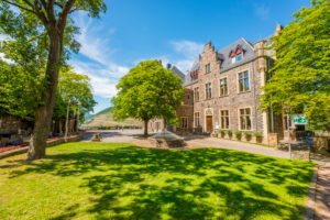 Burg Klopp bei Bingen am Rhein, von Weinbergen umgeben,
Höhenburg mit gut erhaltener historischer neugotischer Architektur,
Unesco-Welterbe Oberes Mitelrheintal, Burg Klopp bei Bingen am Rhein, von Weinbergen umgeben,
Höhenburg mit gut erhaltener historischer neugotischer Architektur,
Unesco-Welterbe Oberes Mitelrheintal,