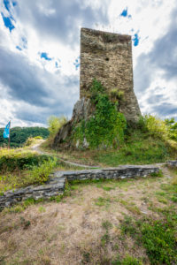 östlicher Bergfried von Burgruine Stahlberg, sie wurde als Gegenburg zur Burg Stahleck vom Erzbistum Köln errichtet,
eine typische Spornburg mit Halsgraben und Zugbrücke, östlicher Bergfried von Burgruine Stahlberg, sie wurde als Gegenburg zur Burg Stahleck vom Erzbistum Köln errichtet,
eine typische Spornburg mit Halsgraben und Zugbrücke,