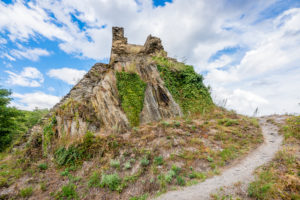 Burgruine Stahlberg bei Bacharach-Steeg, sie wurde als Gegenburg zur Burg Stahleck vom Erzbistum Köln errichtet,
eine typische Spornburg mit Halsgraben und Zugbrücke, Burgruine Stahlberg bei Bacharach-Steeg, sie wurde als Gegenburg zur Burg Stahleck vom Erzbistum Köln errichtet,
eine typische Spornburg mit Halsgraben und Zugbrücke,