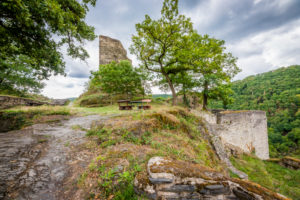 Burgruine Stahlberg bei Bacharach-Steeg, sie wurde als Gegenburg zur Burg Stahleck vom Erzbistum Köln errichtet,
eine typische Spornburg mit Halsgraben und Zugbrücke, Burgruine Stahlberg bei Bacharach-Steeg, sie wurde als Gegenburg zur Burg Stahleck vom Erzbistum Köln errichtet,
eine typische Spornburg mit Halsgraben und Zugbrücke,