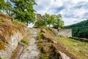 Burgruine Stahlberg bei Bacharach-Steeg, sie wurde als Gegenburg zur Burg Stahleck vom Erzbistum Köln errichtet,
eine typische Spornburg mit Halsgraben und Zugbrücke, Burgruine Stahlberg bei Bacharach-Steeg, sie wurde als Gegenburg zur Burg Stahleck vom Erzbistum Köln errichtet,
eine typische Spornburg mit Halsgraben und Zugbrücke,